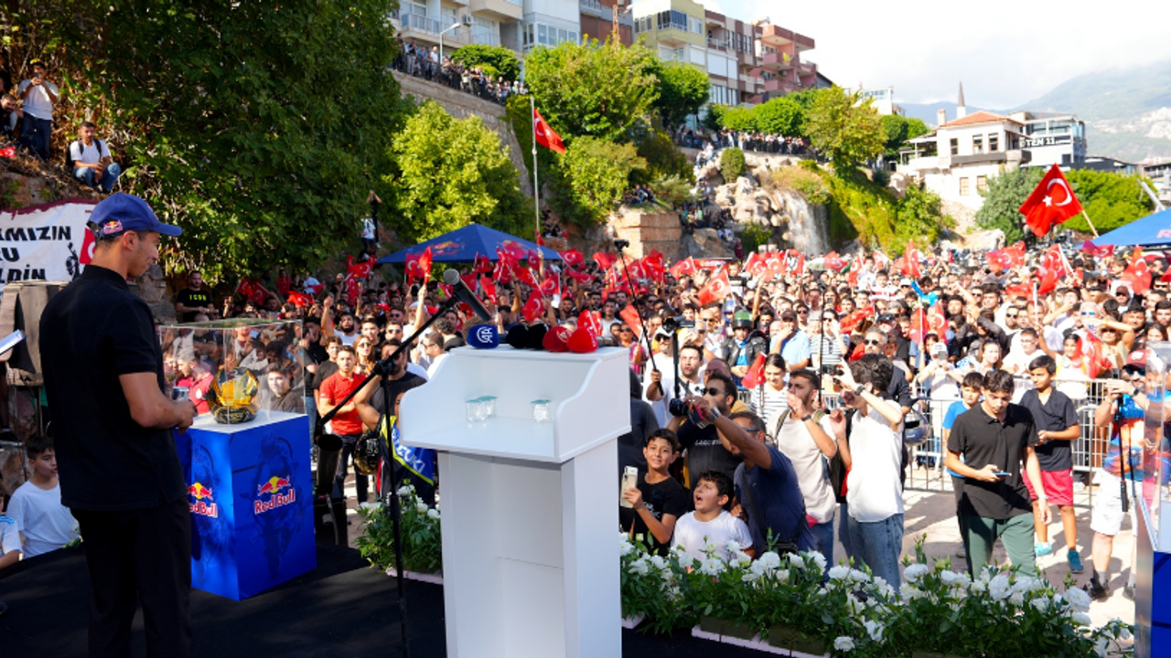 Dünya Şampiyonu Razgatlıoğlu Memleketi Alanya’da Coşkuyla Karşılandı