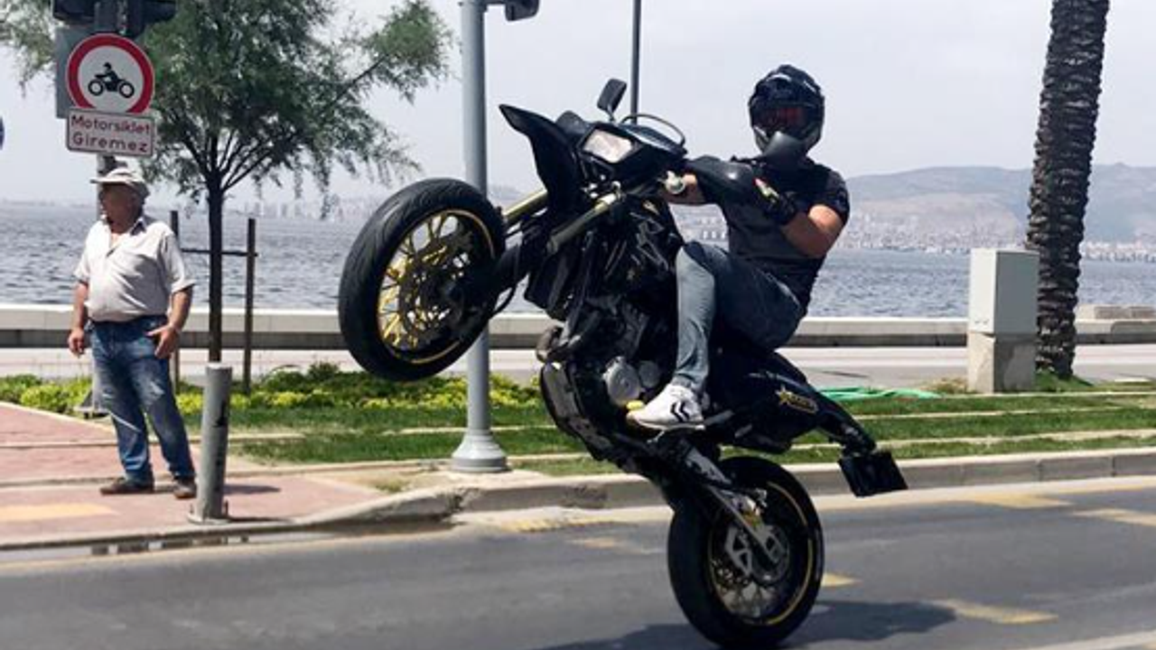 Alanya'da Motosiklel Tehlikeli Hareke Yapan Sürücü Yakalandı