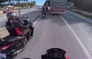 Manavgat’ta Dehş*t Anları: Tır Sürücüsü Aracını Motosikletlilerin Üzerine Sürdü!