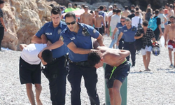 Telefon Hırsızları Konyaaltı Beach Parkta Polise Baltayla Saldırdılar!