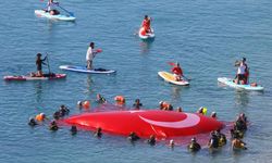 Antalya'da Dalgıçlar Denizde Dev Türk Bayrağı Açtı