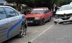 ALANYA’DA LÜKS ARAÇ PARK HALİNDEKİ 6 OTOMOBİLE ÇARPARAK DURABİLDİ