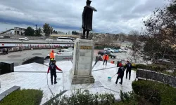 Atatürk Heykeli'nin temizliği tamamlandı