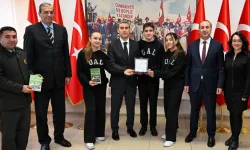 Uşak'ta liseliler yazdıkları kitabın gelirini Mehmetçiğe bağışladı