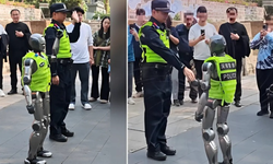 Yapay Zekalı Polis Robotlar Çin’in Shenzhen Kentinde Göreve Başladı