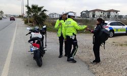 Motosiklet Plakasını Şal ile Kapatan Ehliyetsiz Genç Kız Trafik Polisinden Kaçamadı