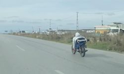 Motosiklet Sürücüsü Kurallara Kafa Tuttu: Trafikte Tehlikeli Şov!