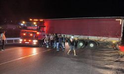 Alanya'da Tır Sürücüsü Direksiyon Başında Rahatsızlandı, Yol Trafiğe Kapandı