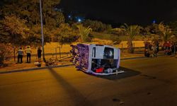 Alanya'da Aydınlatma Direğine Çarpan Minibüs Devrildi
