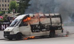 Hacizli Aracını Şehrin Göbeğinde Ateşe Veren Sürücü Gözaltına Alındı