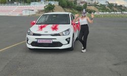 Eşinden Boşanan Kadın Maske Takıp Göbek Attı