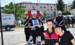 Antalya'da Kalp Krizinden Vefat Eden Polis Memuruna Çocukları Üniformasını Giyerek Veda Ettiler