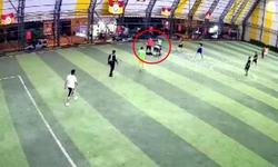 Genç Futbolcu Halı Sahada Top Oynarken Kalbine Yenik Düştü