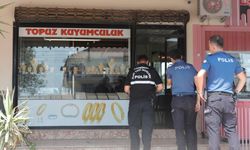 Antalya’da Elinde Bıçakla Girdiği Kuyumcudan 18 Adet Bileziği Alarak Kaçtı