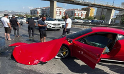 E-5 Karayolunda 17 Milyon Liralık Kaza! Ferrari Hurdaya Döndü
