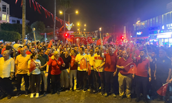 Alanya’da 30 Ağustos Coşkusu: Fener Alayı Renkli Görüntülere Sahne Oldu