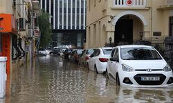 İzmir’i Sağanak Vurdu! Dere Taştı Yollar Göle Döndü