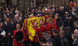 Kraliçe için Westminster Abbey’de Tören Düzenlendi