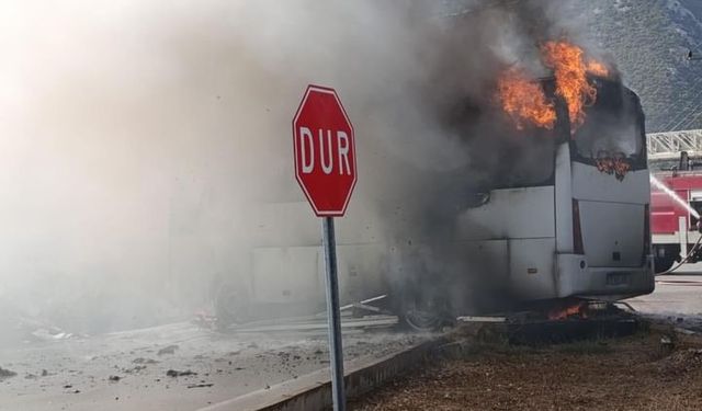 Kumluca’da Tur Midibüsü Alev Alev Yanıp Küle Döndü