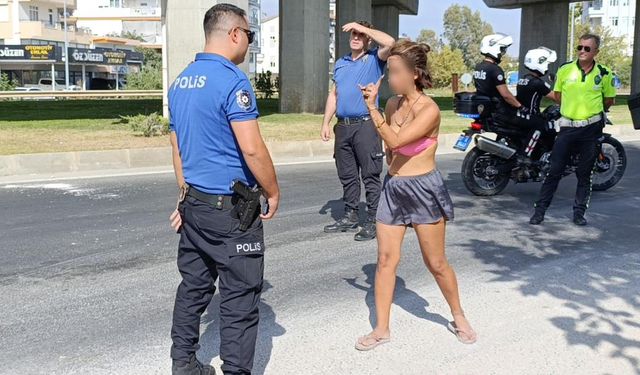 Polis Ekiplerinin Trafikteki Bikinili Genç Kadınla İmtihanı