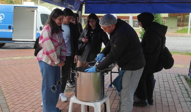 ANTALYA BÜYÜKŞEHİR BELEDİYESİNDEN ÖĞRENCİLERE ÇORBA İKRAMI