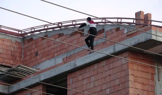 ANTALYA’DA İNŞAATIN ÇATISINA ÇIKAN KADIN EKİPLERE ECEL TERLERİ DÖKTÜRDÜ