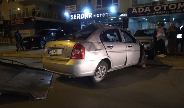 ALANYA'DA OTOMOBİL PALMİYE ARACINA ÇARPTI: 1 ÖLÜ 3 YARALI