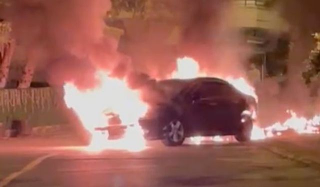 Alanya'da Gizemli Araç Yangını: Park Halindeki Otomobil Kül Oldu