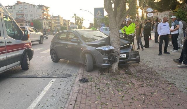 Otomobille Ağaca Çarptı, Araçtaki Yaralıları Bırakıp Kaçtı