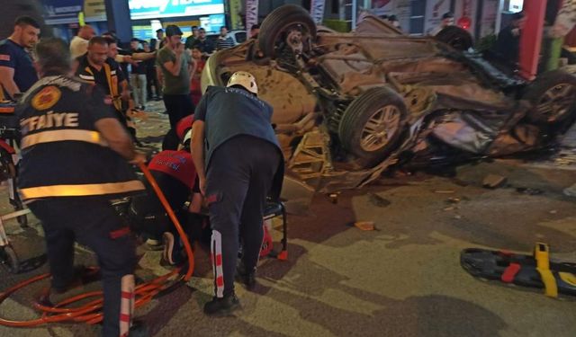 Şanlıurfa'da Park Halindeki Araçlara Çarpan Otomobil Takla Attı: 2 Ölü, 1 Yaralı