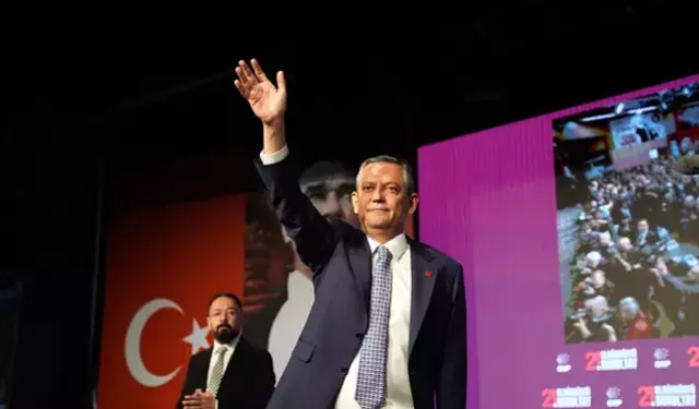 Özgür Özel 1171 Geçerli Oy İle Yeniden CHP Genel Başkanı Seçildi