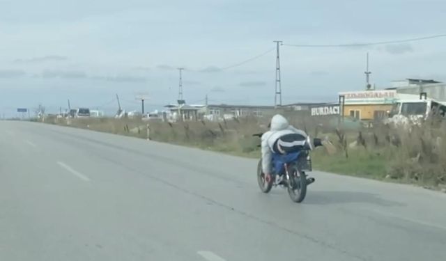 Motosiklet Sürücüsü Kurallara Kafa Tuttu: Trafikte Tehlikeli Şov!