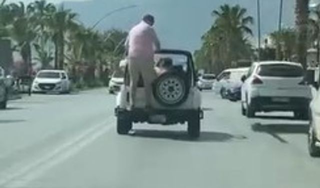 Alanya'da Üstü Açık Araçla Trafikte Tehlikeli Şov: Yürekler Ağızda!