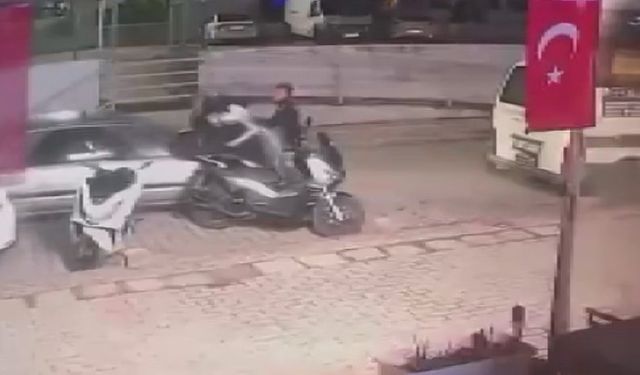 Alanya’da Sokakta Tartıştığı Kişilerin Üzerine Otomobil Sürdü, Gaza Basıp Kaçtı