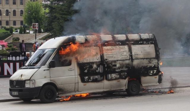 Hacizli Aracını Şehrin Göbeğinde Ateşe Veren Sürücü Gözaltına Alındı