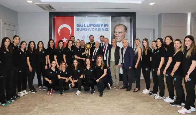 Başkan Bozbey’den şampiyon hentbol takımına övgü