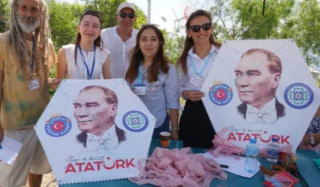 Bodrum’da Atatürk uçurtmaları gökyüzünü süsledi