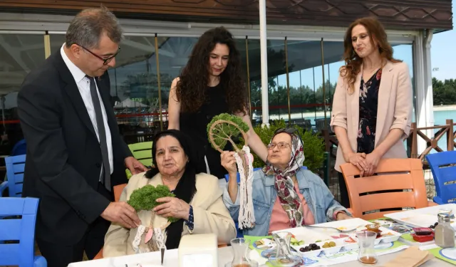 Bursa Osmangazi'de alzheimer hastaları için Anneler Günü kutlaması