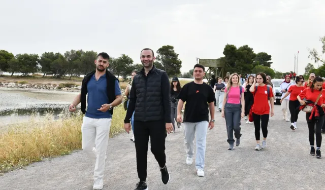 İzmir Çiğli’de gençlik Atatürk için yürüdü