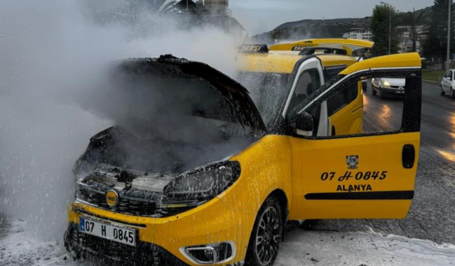Alanya'da Seyir Halindeki Otomobil Alev Aldı