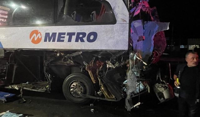 Faciadan Kıl Payı Kurtuluş: Yolcu Otobüsü Tıra Çarptı, 12 Yaralı