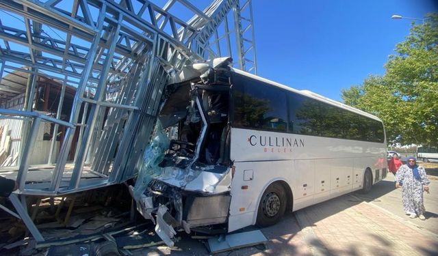 Antalya’da Otel Servisi, Midibüs ve Kamyonun Karıştığı Kazada 21 Kişi Yaralandı