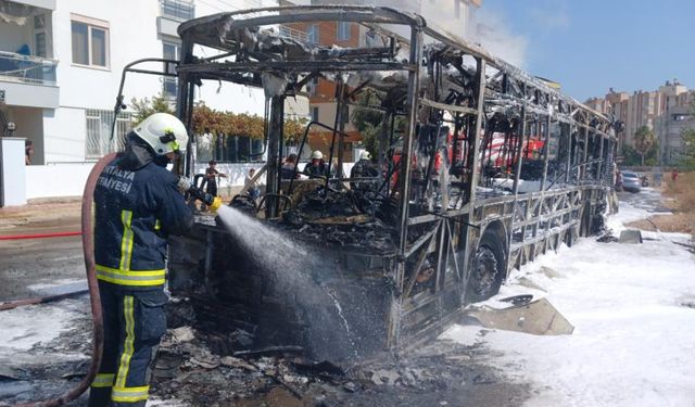 Manavgat’ta Özel Halk Otobüsü Park Halindeyken Alev Alev Yandı