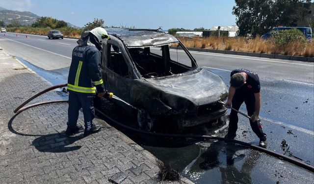 Alanya'da Seyir Halindeki Otomobil Alev Topuna Döndü