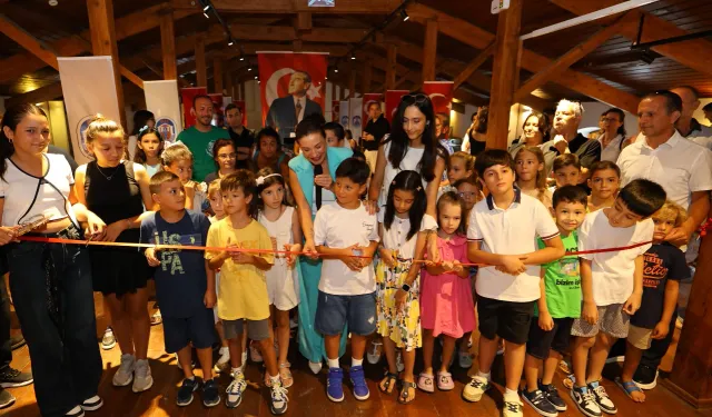 Efes Selçuk’ta barışın renkleri çocukların ellerinden yükseldi