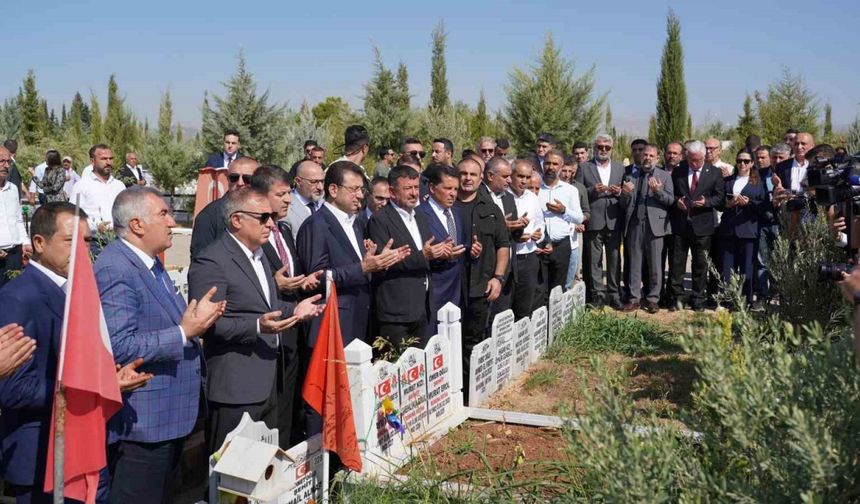 İBB Başkanı İmamoğlu deprem şehitliğini ziyaret etti