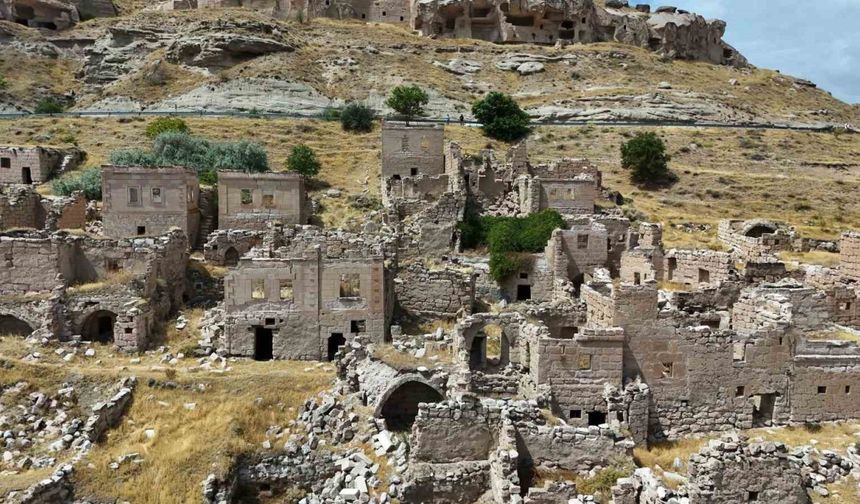 Sular çekildi, mahalle ortaya çıktı