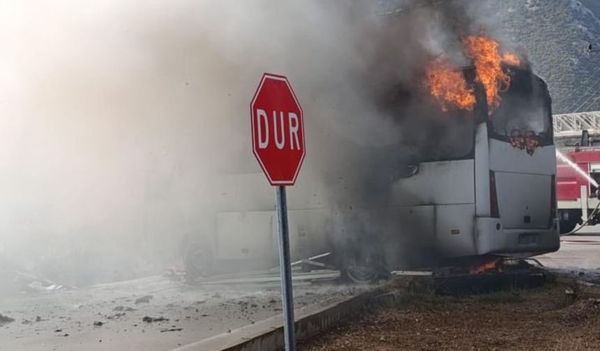 Kumluca’da Tur Midibüsü Alev Alev Yanıp Küle Döndü