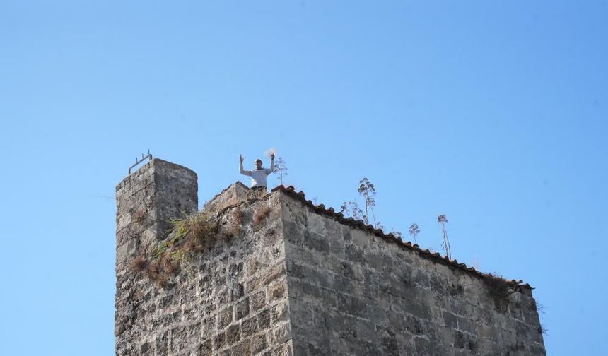 Antalya Kaleiçi'nde Surların Üzerine Çıkan Vatandaş, Polisi Alarma Geçirdi