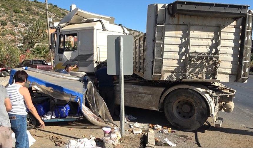 Alanya’da Kontrolden Çıkan Tır Önce Kaldırıma Ardından Motosiklete Çarptı